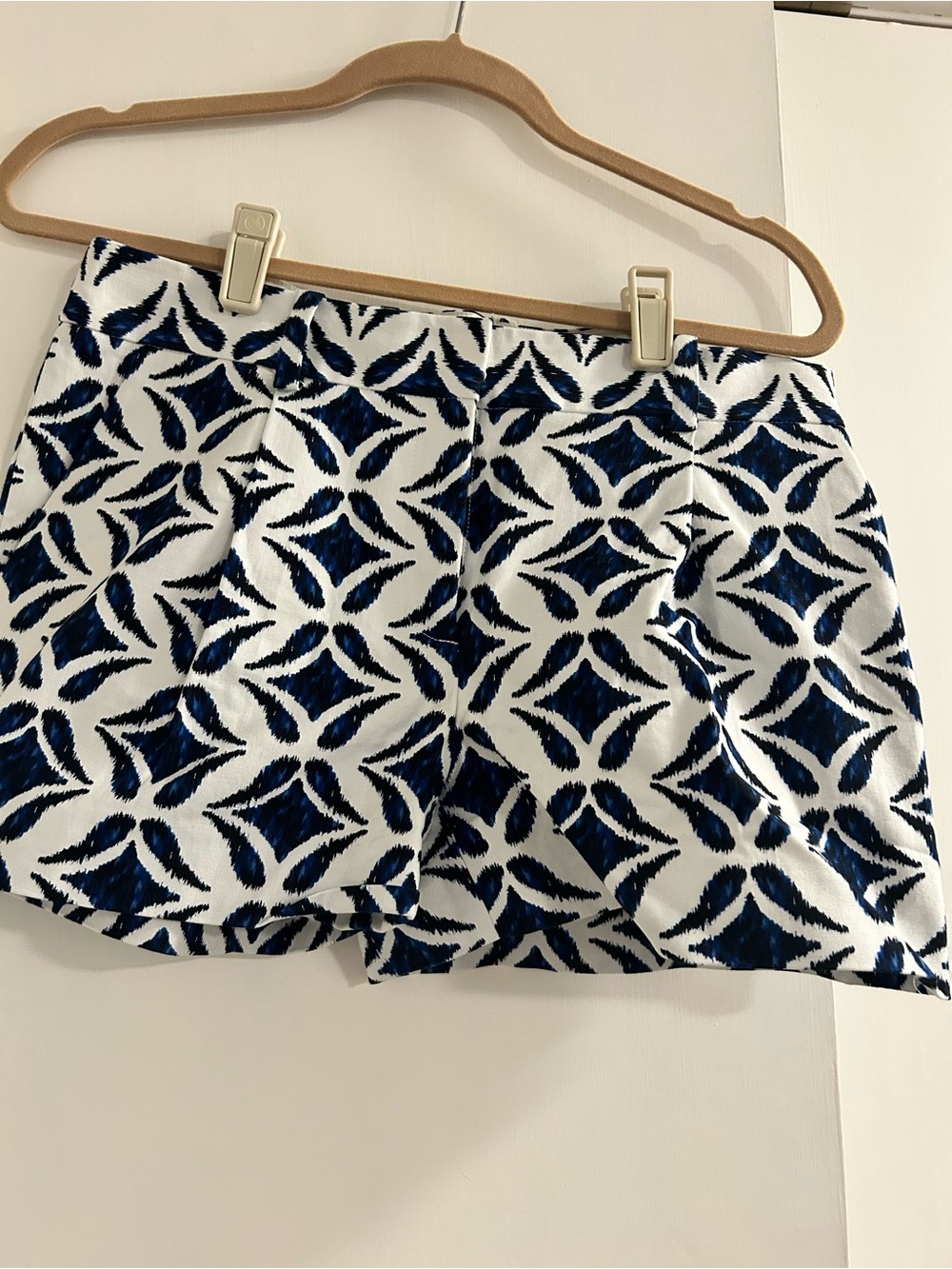 Summer shorts! DVF White & Navy Patterned Women’s Shorts
